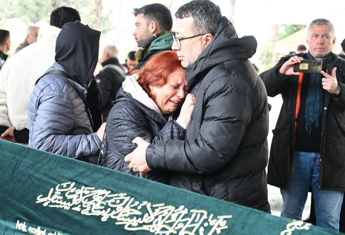 Erol Köse’nin cenazesinde bir avuç ünlü vardı! Kızı Dijan Nazlan herşeyi devralmış - Resim: 2