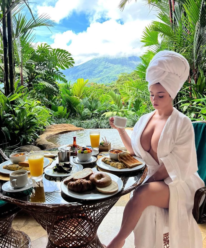 'Cennetten küçük bir dilim' notuyla paylaştı bornozunun önü açık poz verdi! - Resim: 4