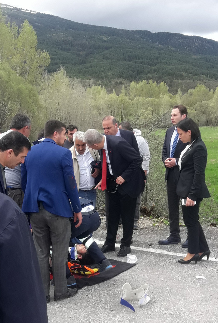 Kazayı gören Bakan Demircan yaralılara müdahale etti - Resim: 1