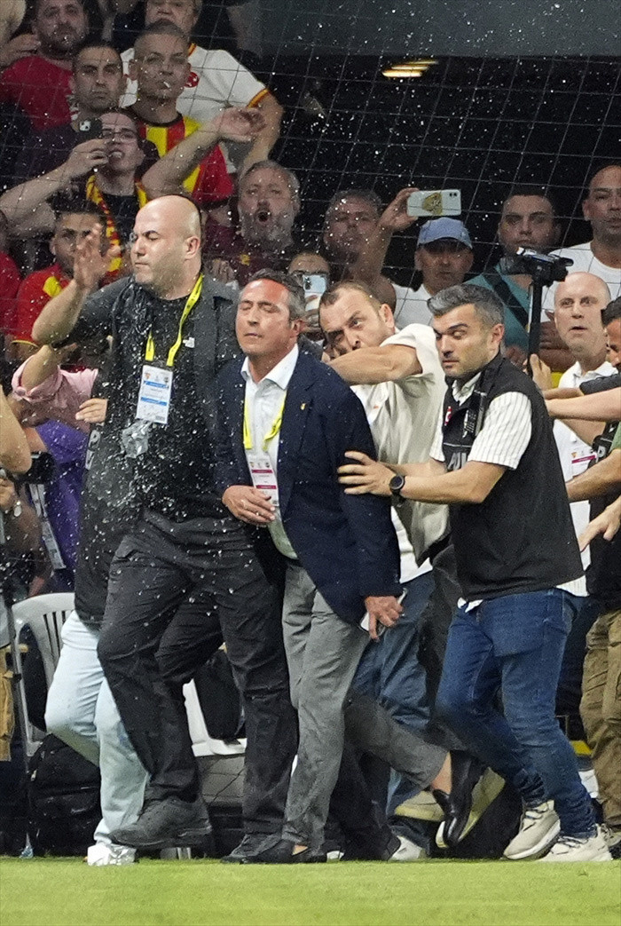 Fenerbah&ccedil;e Başkanı Ali Ko&ccedil;'a saldıran şahıs g&ouml;zaltına alındı - Resim: 0