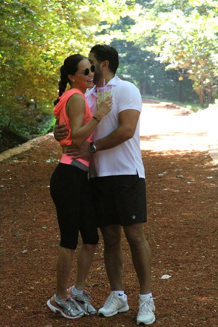 Kameralar önünde öpücüklere boğdu! Ebru Şallı Uğur Akkuş böyle görüldü - Resim: 2