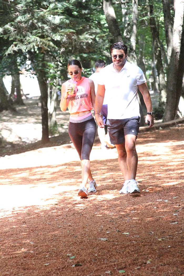 Kameralar önünde öpücüklere boğdu! Ebru Şallı Uğur Akkuş böyle görüldü - Resim: 3