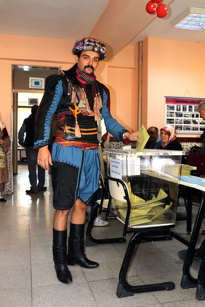Efe kıyafeti ile oy kullandılar - Resim: 3