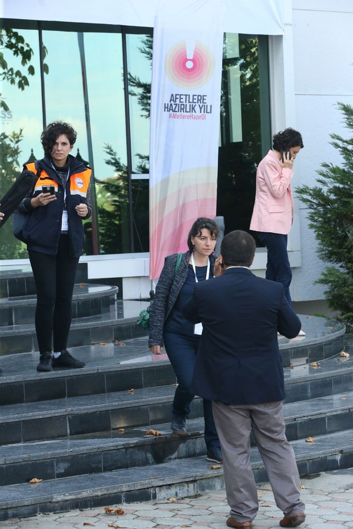 Deprem seminerinde depreme böyle yakalandılar - Resim: 4