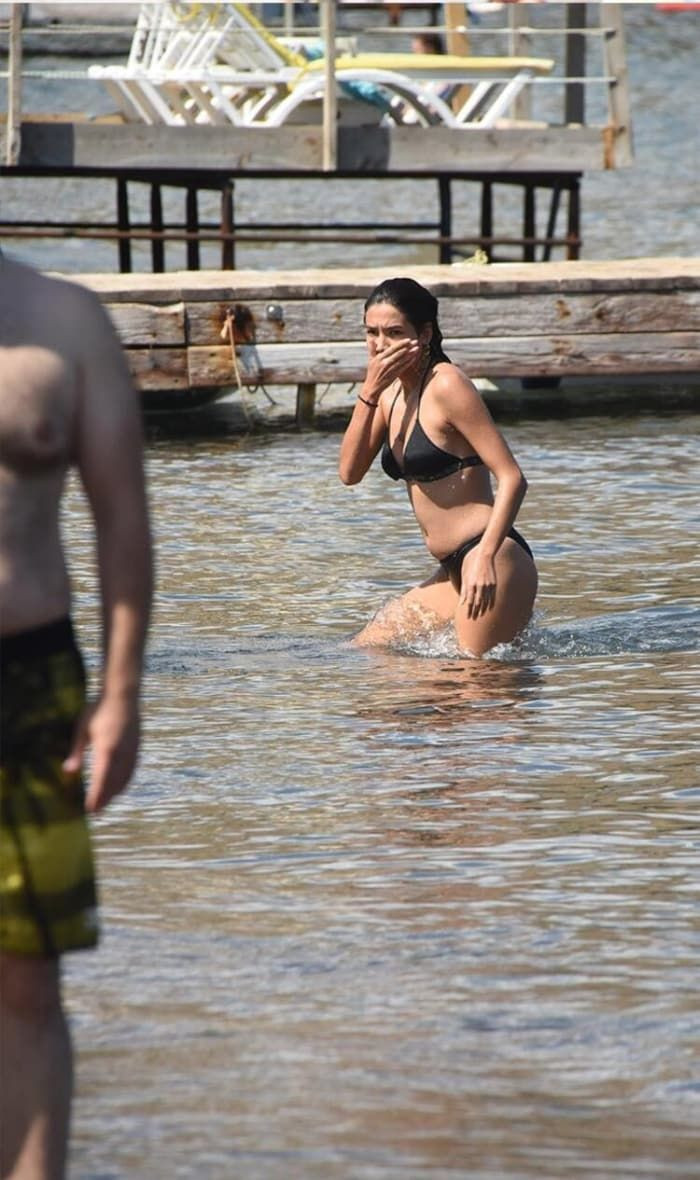 Aybüke Pusat plajda bikinili görüntülendi! Sinirden çılgına döndü - Resim: 4