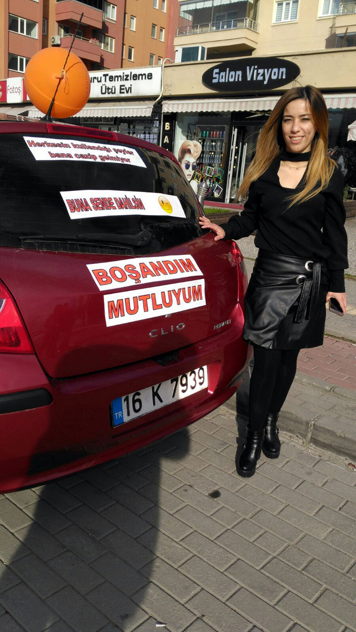 Kocasından boşanan kadın süslediği arabasına böyle yazdırdı - Resim: 2