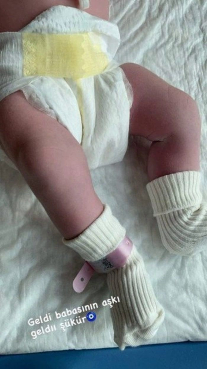 Buse Varol doğum anını paylaştı! Alişan bir an olsun elini bırakmamış - Resim: 2