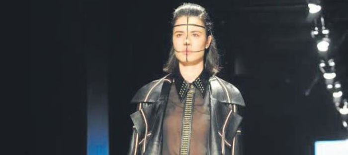 Büyük rezillik! Salavat eşliğinde transparan defile - Resim: 4