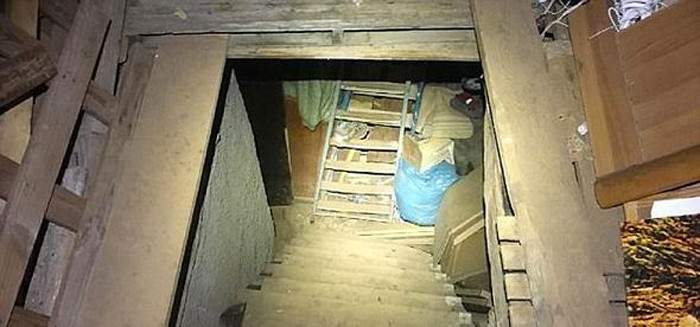 10 yıl boyunca tecavüz etti 2 çocuğu oldu işte işkence odası - Resim: 1