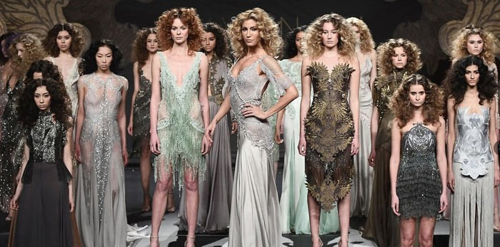 Büyük rezillik! Salavat eşliğinde transparan defile - Resim: 3