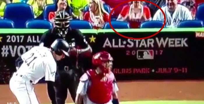 Kameraları gördüğü an birdenbire göğüsünü açtı ve... - Resim: 2