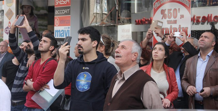 Adana'da olayı duyanlar cep telefonuna sarıldı - Resim: 4