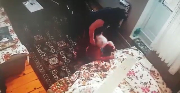 Yaşlı kadına bakıcı dehşeti! Kamerayı farketmedi... - Resim: 1