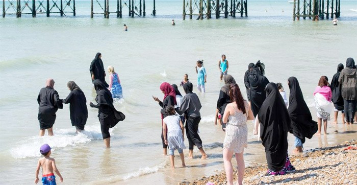 Fransız polisi plajda uzanan kadını herkesin gözü önünde - Resim: 2