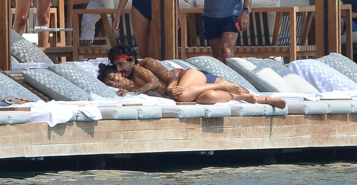 Ünlü çift  kimselere aldırmadı çok fena yakalandı plajın orta yerinde... - Resim: 4