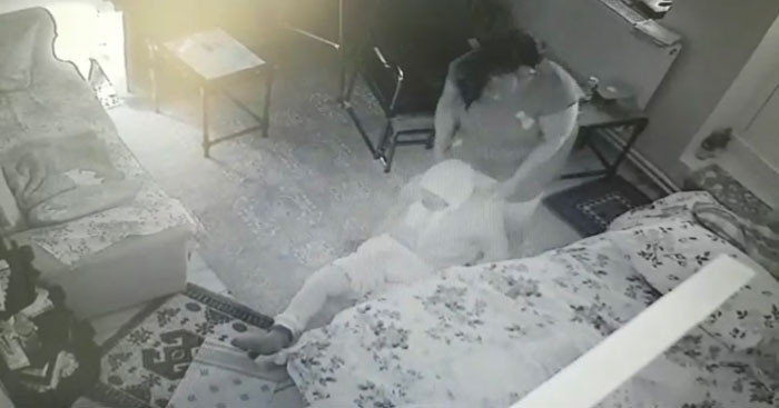 Yaşlı kadına bakıcı dehşeti! Kamerayı farketmedi... - Resim: 4
