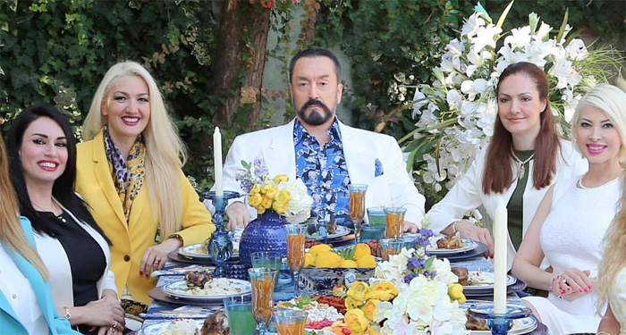 Adnan Oktar kızları kedicik yapmıştı! Babuna'nın eşi anlattı - Resim: 3