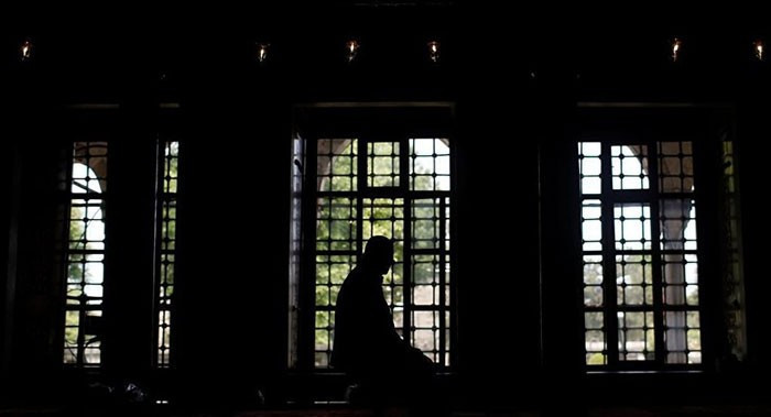 Bikiniyle namaz kılan kadın sosyal medyada tefe kondu namaz değil de yoga mı - Resim: 4