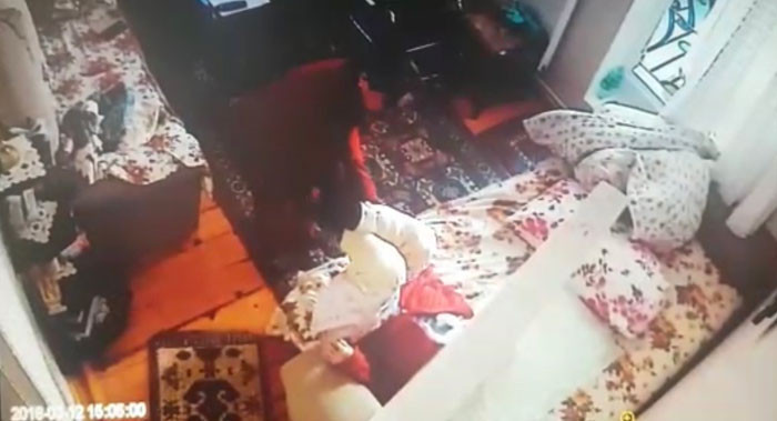 Yaşlı kadına bakıcı dehşeti! Kamerayı farketmedi... - Resim: 3