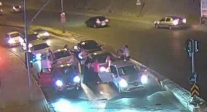 Kırmızı ışıkta çifte telli oynayan sürücülere şok ceza - Resim: 1