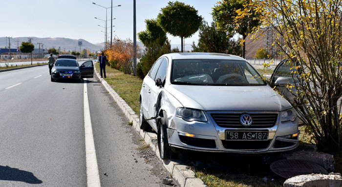 Emniyet müdürü ile milli eğitim müdürünün makam araçları çarpıştı - Resim: 2