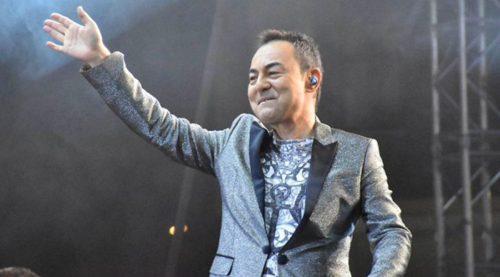 Pantolonunun önü sırılsıklam! Sertaç Ortaç ateşle oynuyor tekerlekli sandalyeyle götürüldü - Resim: 3