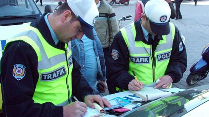 427 lira cam filmi cezasını duyan sanayiye koşuyor! Cam filmi nasıl sökülür? - Resim: 2