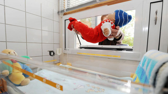 Cami avlusu ya da çöpe değil, 'bebek kutusu'na bırakıyorlar! - Resim: 1