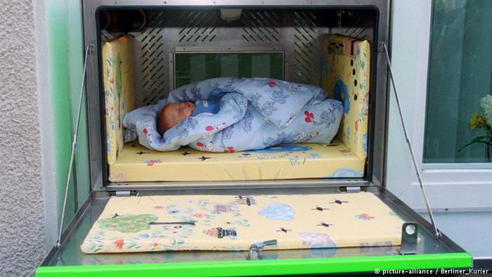 Cami avlusu ya da çöpe değil, 'bebek kutusu'na bırakıyorlar! - Resim: 4