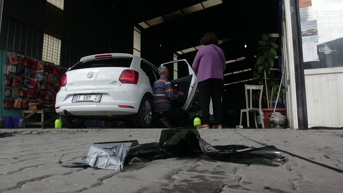 427 lira cam filmi cezasını duyan sanayiye koşuyor! Cam filmi nasıl sökülür? - Resim: 1