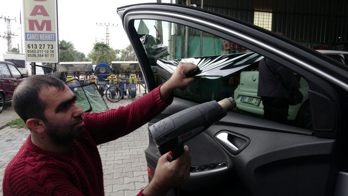 427 lira cam filmi cezasını duyan sanayiye koşuyor! Cam filmi nasıl sökülür? - Resim: 3