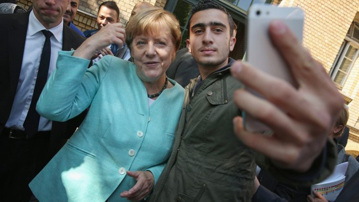 Merkel'le çektiği selfie hayatını kararttı! - Resim: 1