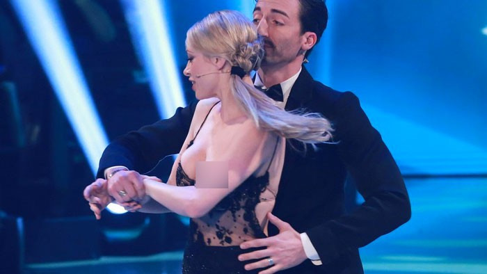 Canlı yayında göğsü açıldı umrunda bile olmadı! - Resim: 3