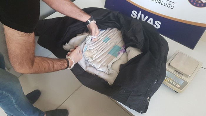 Polis montunun astarını açınca şoke oldu! - Resim: 1