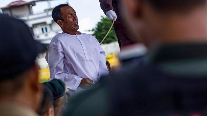 Cinsel istismara 5 yıl hapis ve 100 kırbaç cezası 5'inci kırbaçtan sonra... - Resim: 3