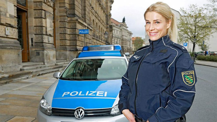 En seksi polise müdürlerinden ültimatom; ya polis ol ya da model - Resim: 3