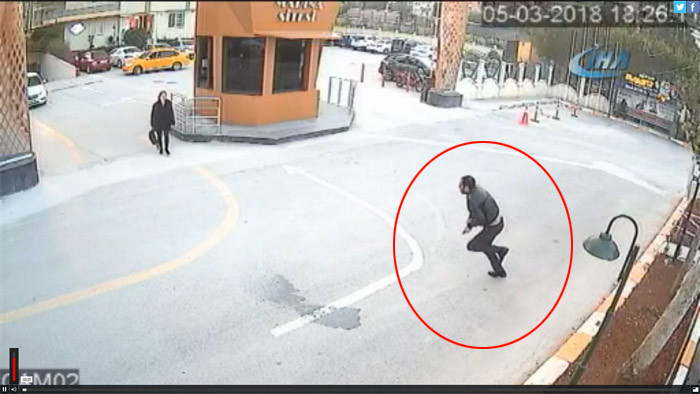 Babasını öldürmeye koşa koşa gitti! İzleyen şok oluyor - Resim: 2