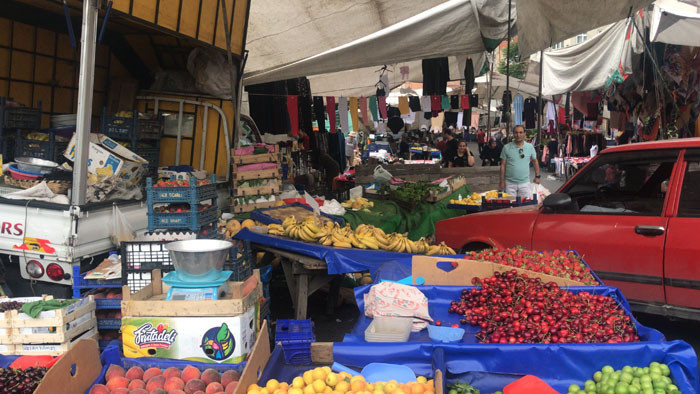  Şişli’de otomobil pazara daldı yaralılar var... - Resim: 1