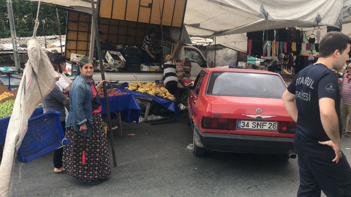  Şişli’de otomobil pazara daldı yaralılar var... - Resim: 3