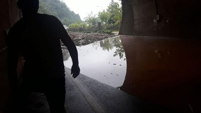 Sel ve heyelan vurdu! Karadeniz Sahil Yolu'nda ulaşım durdu! - Resim: 4