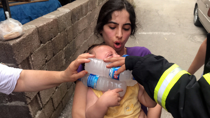 Babasının yaktığı bebeği itfaiye böyle serinletti! - Resim: 2