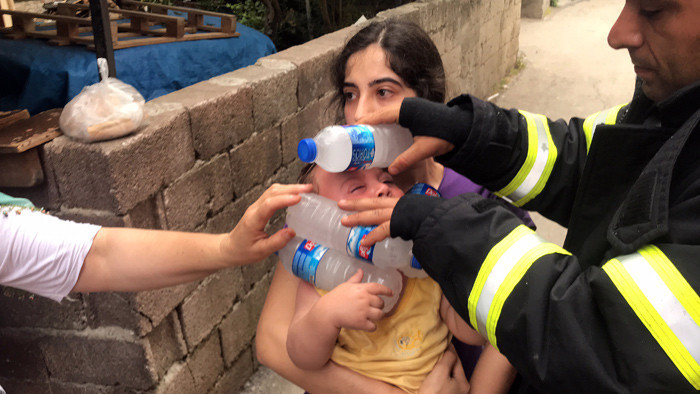 Babasının yaktığı bebeği itfaiye böyle serinletti! - Resim: 3