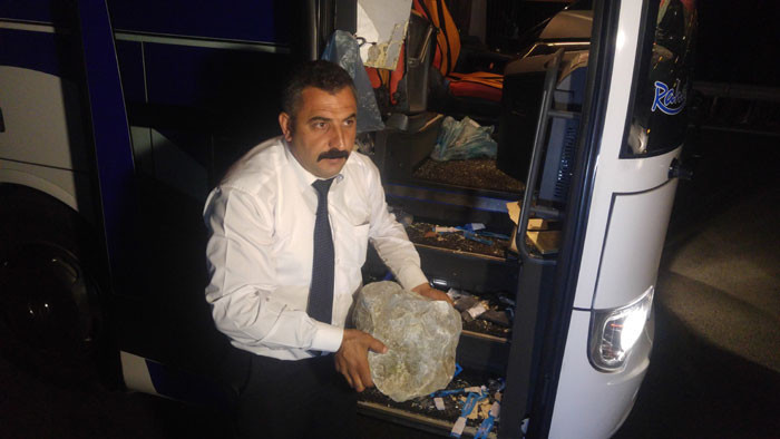Katliam girişimi! Yolcu otobüsüne otoyolda kaya ile saldırdılar... - Resim: 2