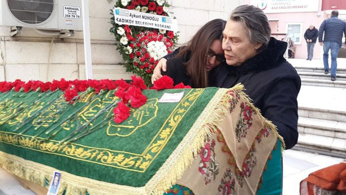 Işıl Yücesoy'u Engin Akyürek teselli etti! - Resim: 1