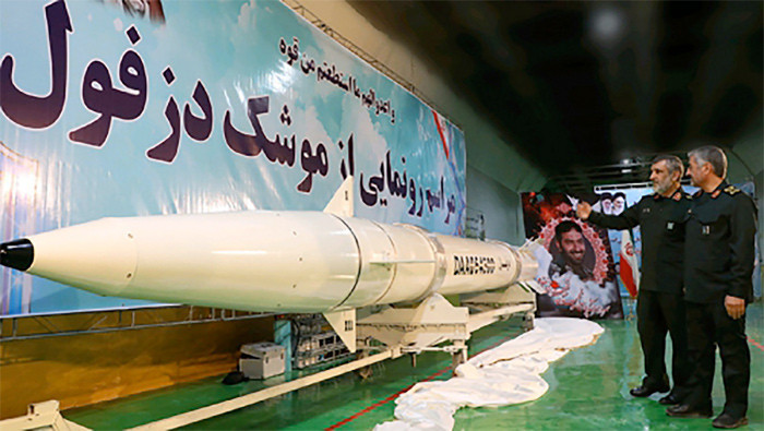 İran yeraltı fabrikasında 1000 km menzilli Dezful füzesini tanıttı - Resim: 1