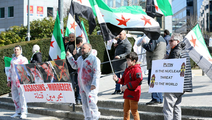 AB önünde 'suikastçi katiller' protestosu! Ceset torbaları... - Resim: 2