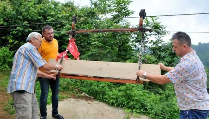 Rize'de cenazeyi böyle taşıdılar! - Resim: 4