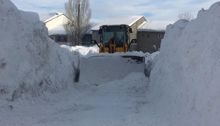 Bingöl'ün Karlıova ilçesinde bir metre kar yağdı okullar 12 gün tatil edildi - Resim: 3