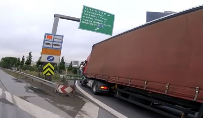 TEM'de inanılmaz kavga! Harekat halindeki TIR'a çıkıp... - Resim: 2