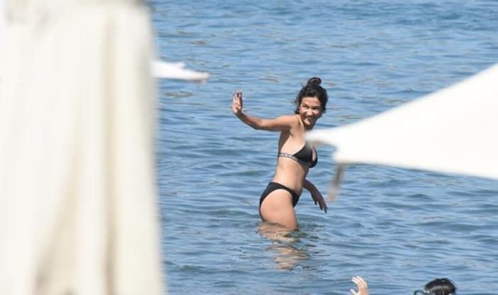 Aybüke Pusat plajda bikinili görüntülendi! Sinirden çılgına döndü - Resim: 2